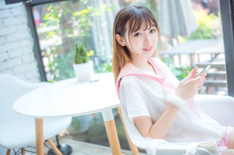 想到这里，刘璝摇了摇头，不管如何，今日定要见到主公，一路上无人阻拦，刘璝径直来到刘璋的卧房之外，正要推门而入，里面突然传来女子痴痴的荡笑声，中间还夹杂着男人粗重的喘息声。
